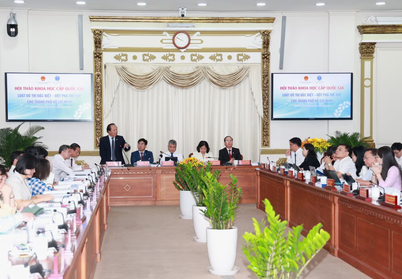 Đầu tháng 5, TPHCM tổ chức hội thảo khoa học lấy ý kiến chuyên gia về xây dựng Luật Đô thị đặc biệt cho TPHCM. Ảnh: Ngô Tùng Kết quả khảo sát, thăm dò ý kiến về xây dựng Luật Đô thị đặc biệt cho TPHCM - Ảnh 1.