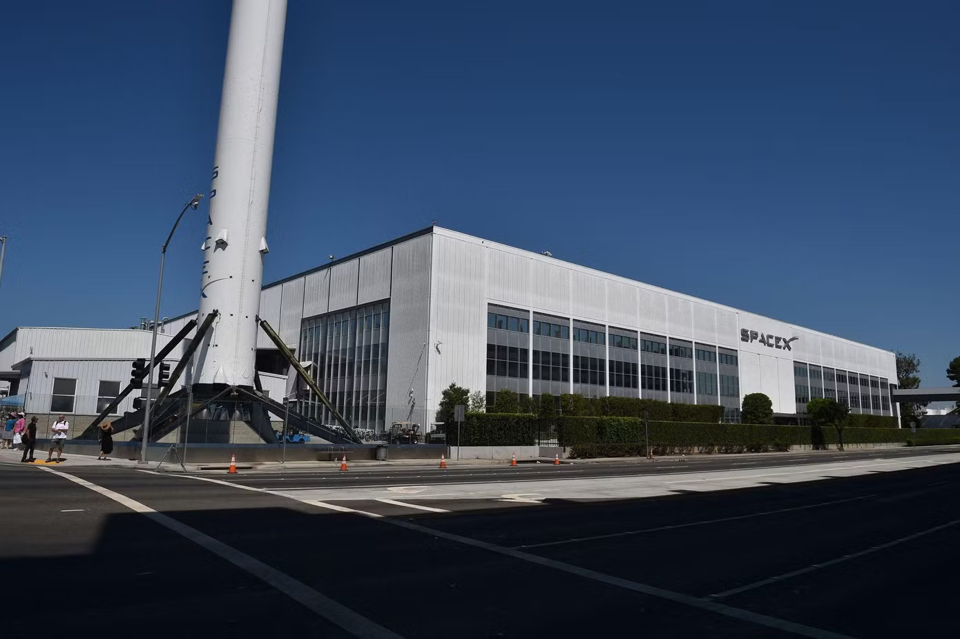 Trụ sở chính của SpaceX. Elon Musk tung 'canh bạc' lớn nhất lịch sử Phố Wall - Ảnh 1.