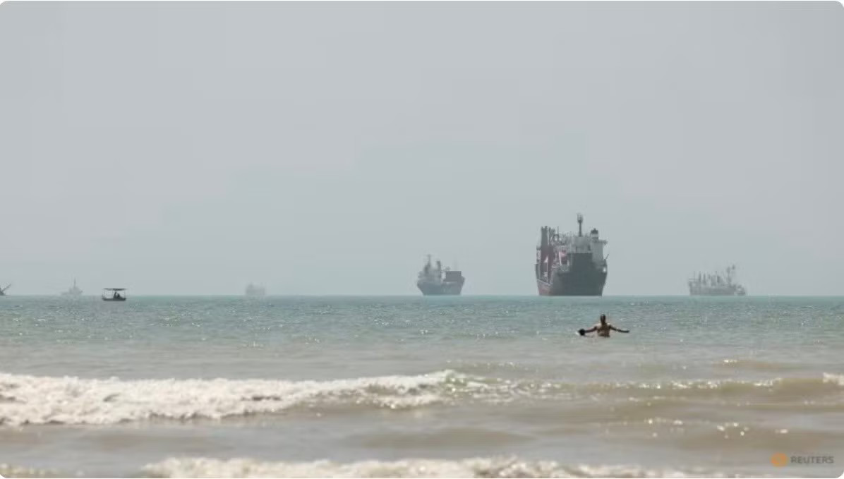 Khu vực eo biển Hormuz. (Ảnh: Reuters) Xuất hiện tín hiệu tích cực từ đàm phán Mỹ - Iran - Ảnh 1.