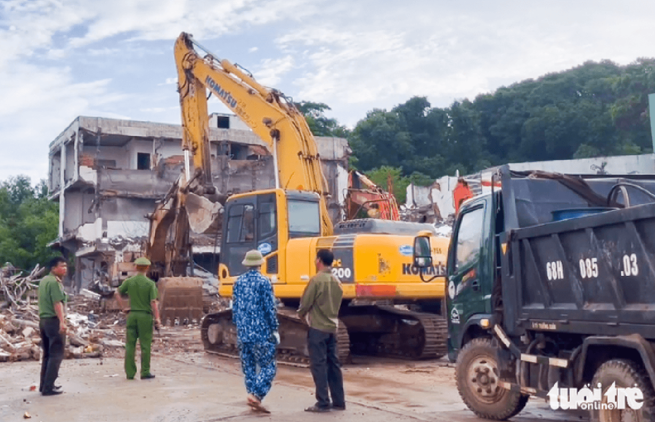 Hôm nay, biệt phủ rộng bằng 2 sân bóng đá xây trên đất chiếm dụng chính thức bị phá dỡ- Ảnh 1. Hôm nay, biệt phủ rộng bằng 2 sân bóng đá xây trên đất chiếm dụng chính thức bị phá dỡ- Ảnh 1.