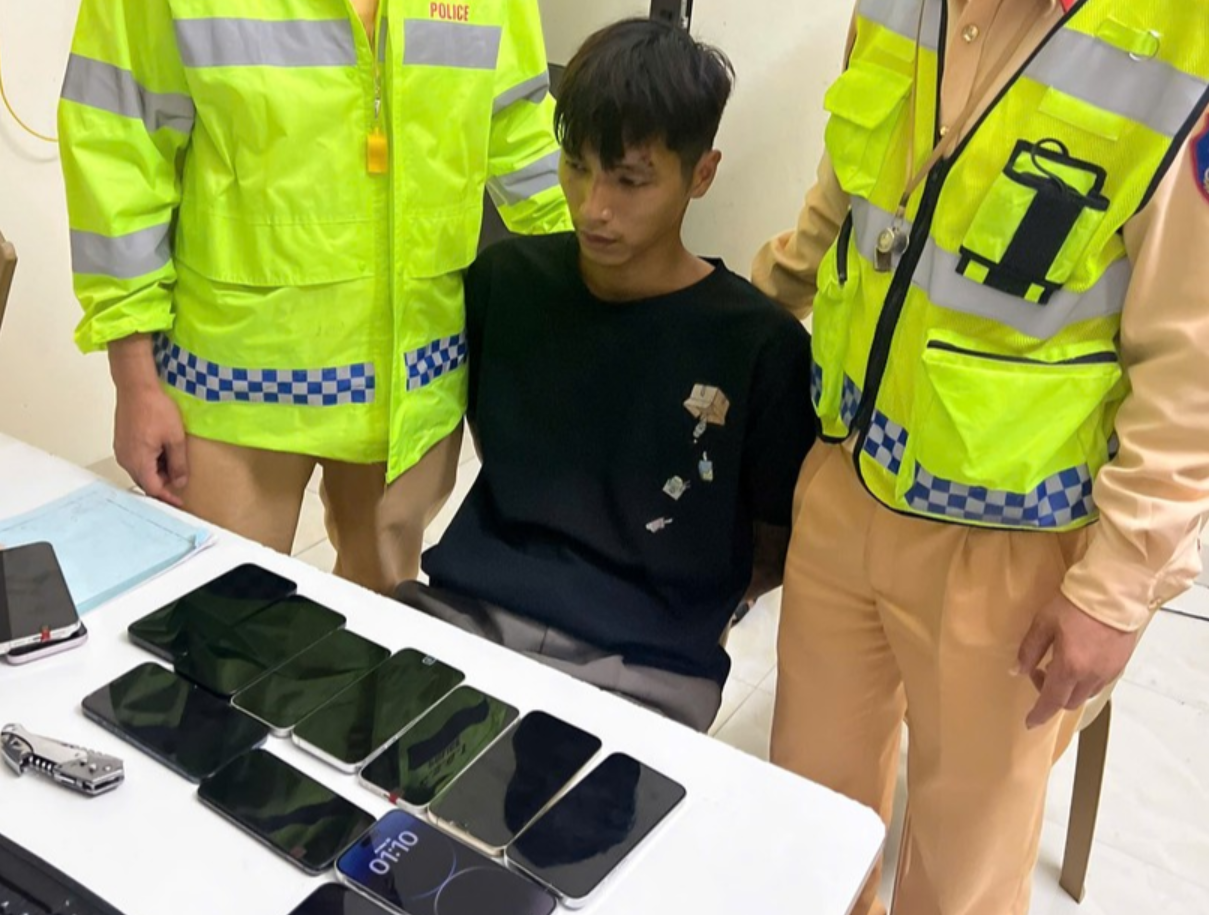 Kiểm tra balo của Nguyễn Văn Tiến SN 2003, tịch thu 20 chiếc điện thoại iPhone và nhiều tang vật