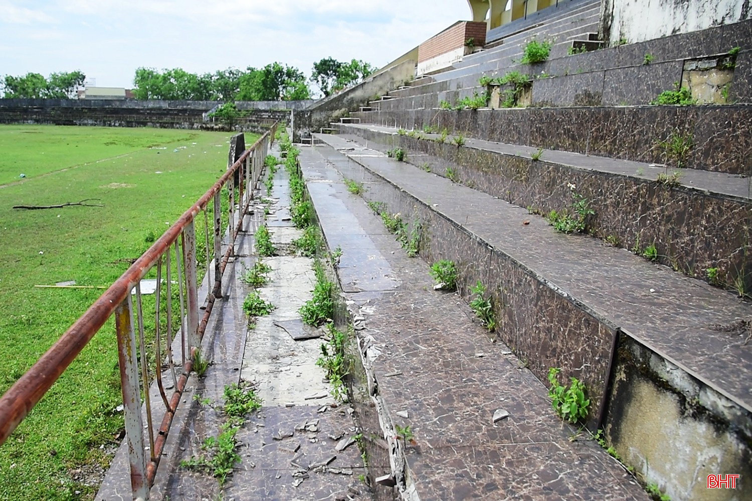 Cảnh nhếch nhác tại sân vận động tiền tỷ bỏ hoang nhiều năm giữa lòng miền Trung- Ảnh 2. Cảnh nhếch nhác tại sân vận động tiền tỷ bỏ hoang nhiều năm giữa lòng miền Trung- Ảnh 2.