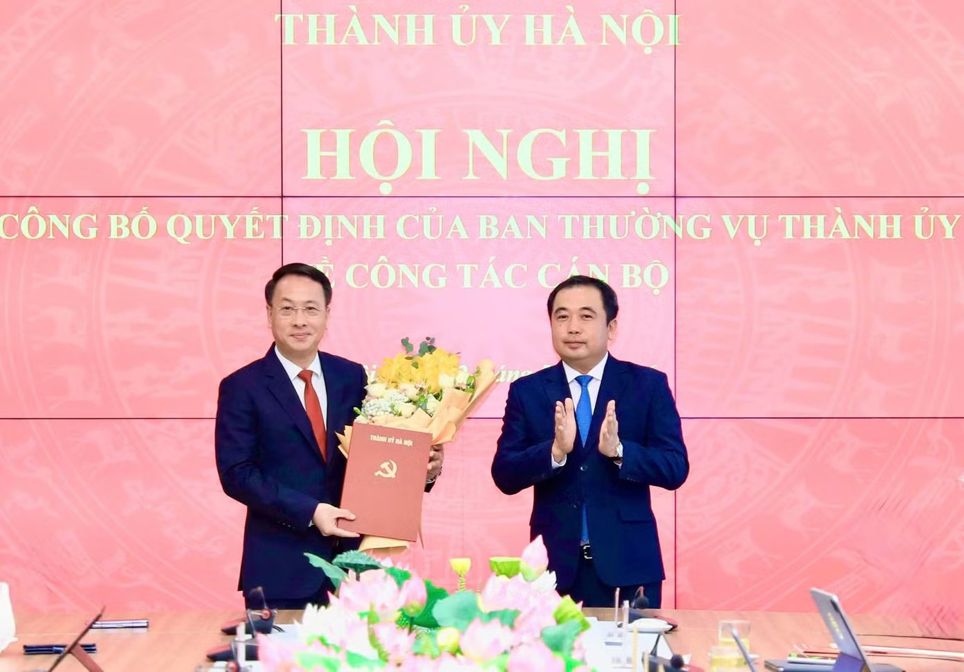 Bí thư Thành ủy Hà Nội Trần Đức Thắng trao quyết định và tặng hoa chúc mừng ông Trần Đình Cảnh. Ảnh: PV. Ông Trần Đình Cảnh giữ chức Chủ nhiệm Ủy ban Kiểm tra Thành ủy Hà Nội - Ảnh 1.