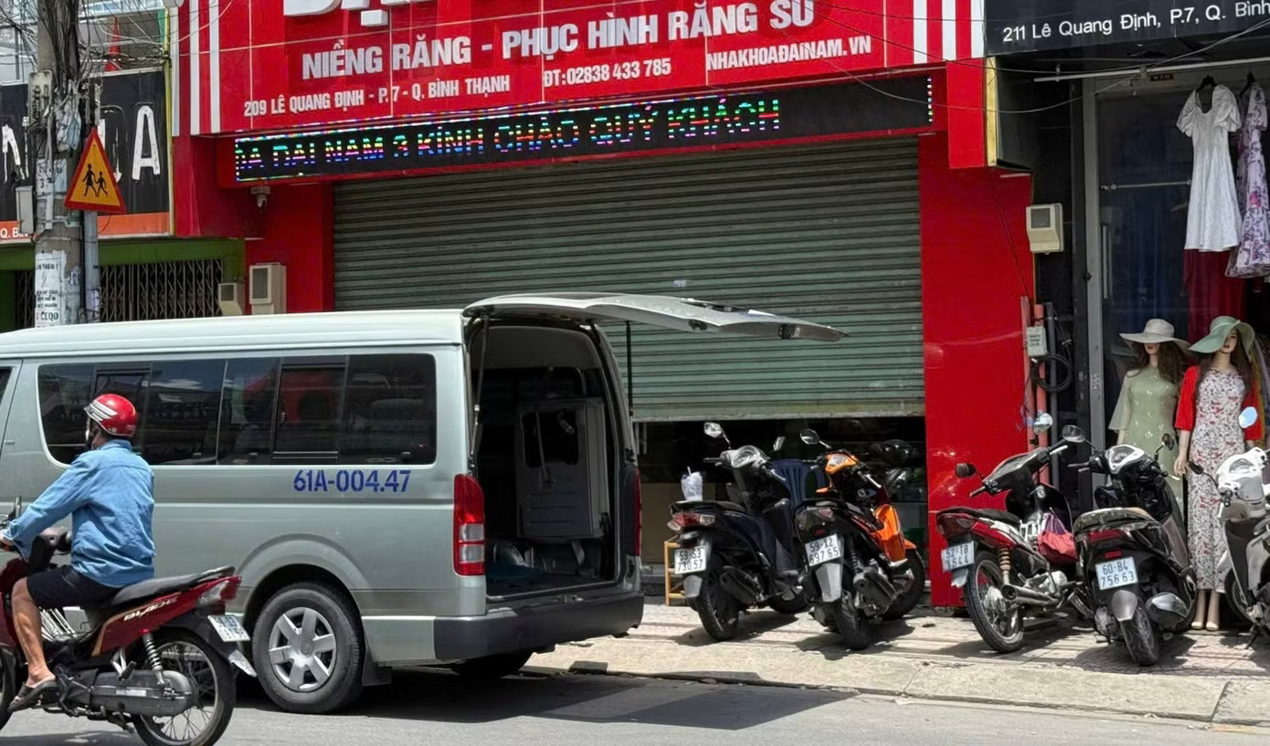 TPHCM: Cảnh sát xuất hiện tại loạt phòng khám nha khoa liên quan vụ ly hôn nghìn tỷ - Ảnh 1.