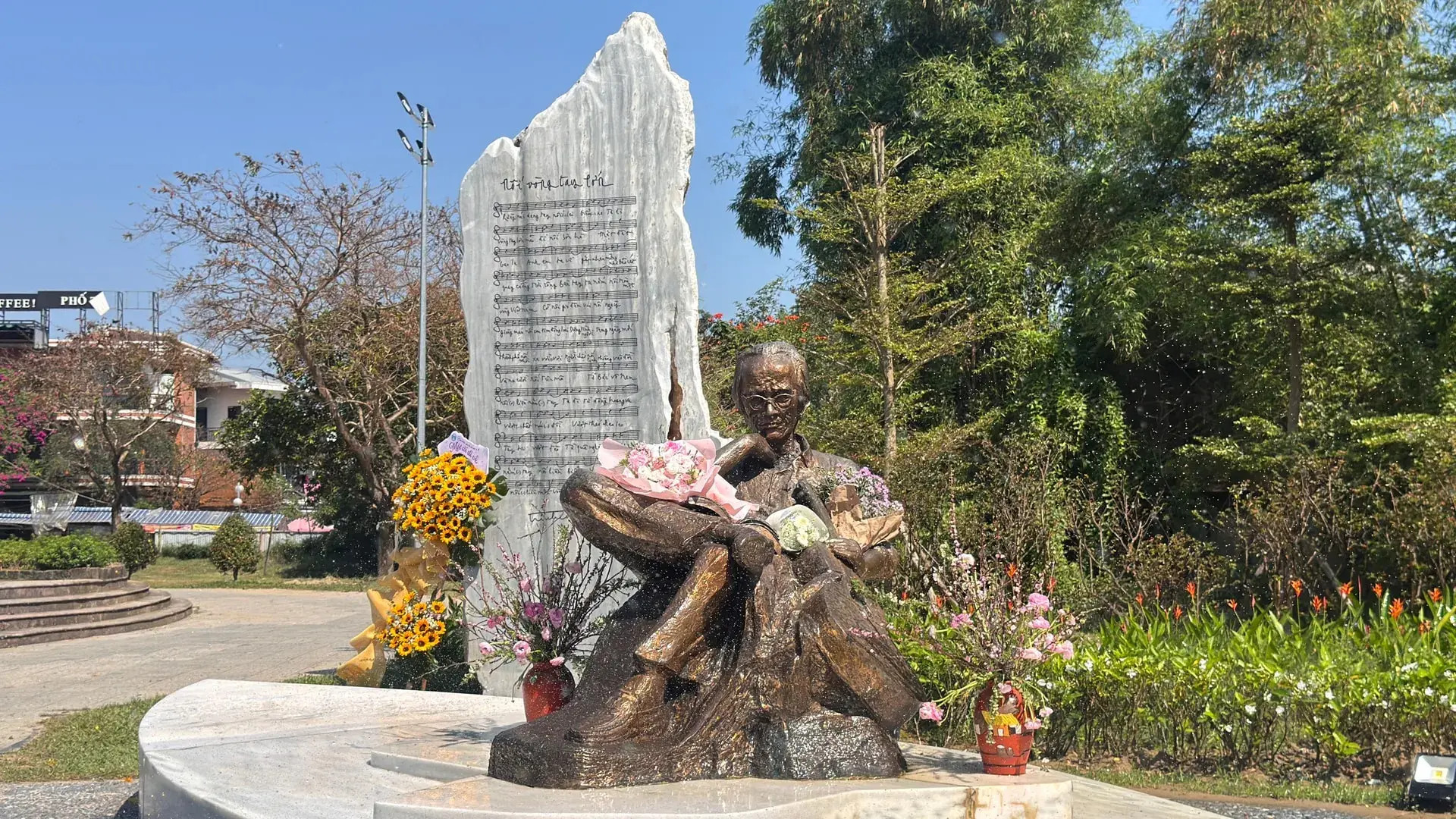 Tượng nhạc sĩ Trịnh Công Sơn tại công viên mang tên ông ở Huế - Ảnh: Tiểu Vũ