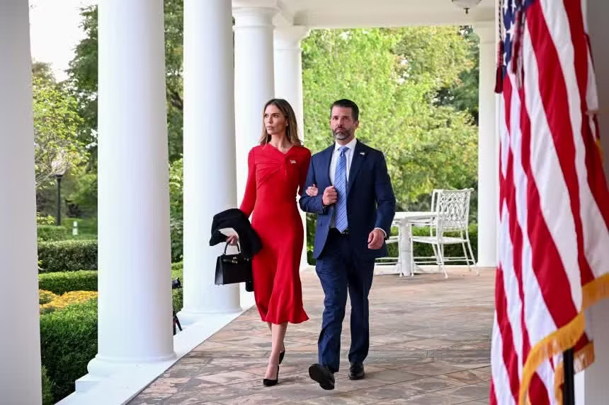 Ông Donald Trump Jr. và hôn thê Bettina Anderson. (Ảnh: Getty Images) Tổng thống Mỹ Trump sẽ không dự đám cưới của con trai? - Ảnh 1.