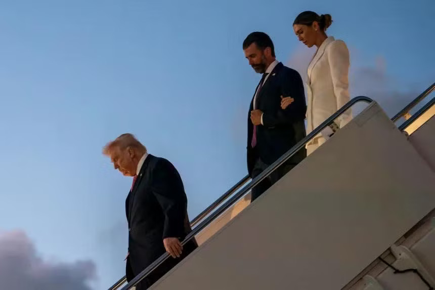 Tổng thống Mỹ Donald Trump và vợ chồng con trai. (Ảnh: Getty Images) Tổng thống Mỹ Trump sẽ không dự đám cưới của con trai? - Ảnh 2.