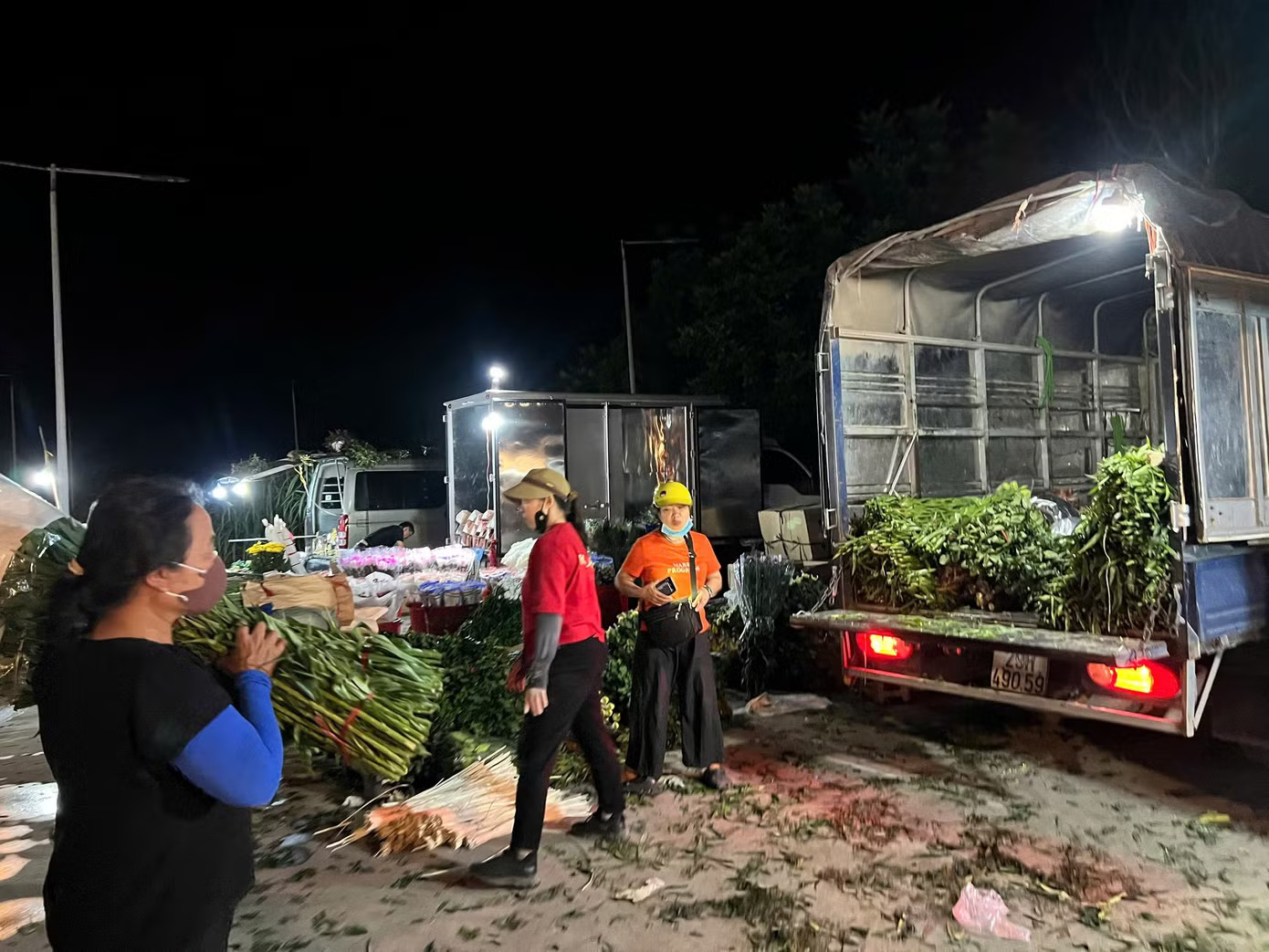 Hoạt động tấp nập tại khu chợ hoa tự phát tại phường Kiến Hưng Chủ tịch Hà Nội chỉ đạo kiểm tra chợ hoa khủng hoạt động chui tại phường Kiến Hưng - Ảnh 1.