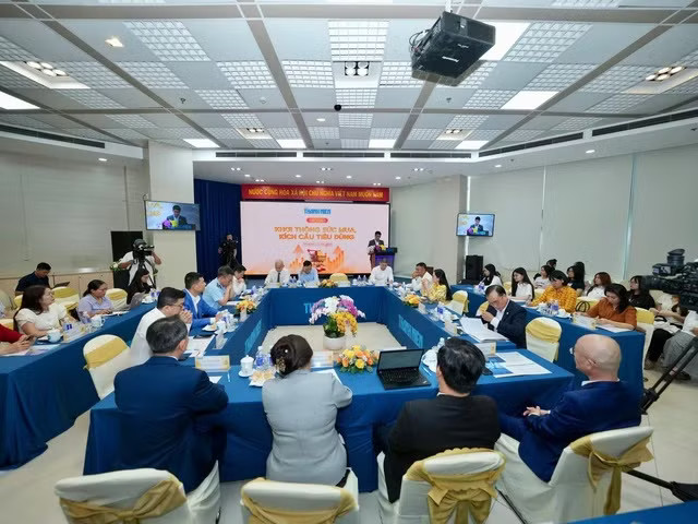 Toàn cảnh hội thảo (ảnh: Độc Lập). Người dân thắt chặt chi tiêu, sức mua nội địa trồi sụt - Ảnh 1.