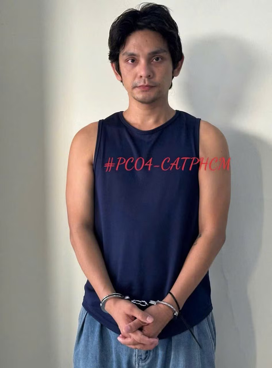 Cú ngã của “hot boy Vpop” Sơn Ngọc Minh. Ảnh: Trang Phòng, chống ma túy - Công an TPHCM Nghệ sĩ 'dính' ma túy: Khoảng trống sau những cú trượt ngã - Ảnh 2.