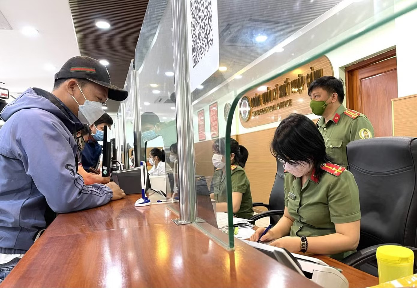 Người dân làm thủ tục ở phòng xuất nhập cảnh. Ảnh minh họa: ACC Làm gì để không bị hoãn xuất cảnh vì nợ thuế? - Ảnh 1.