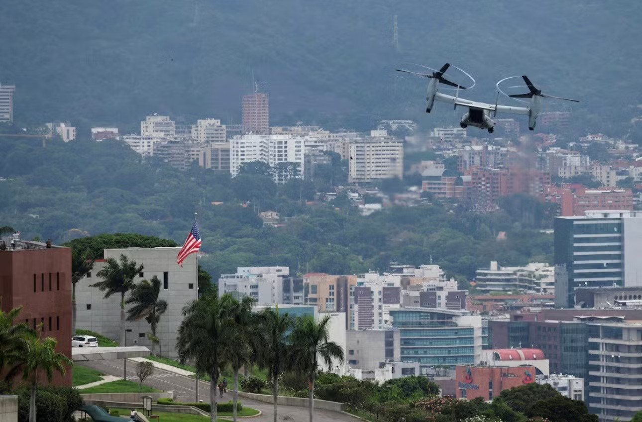 Máy bay Mỹ diễn tập trên bầu trời Caracas ngày 23/5. (Ảnh: Reuters) Quân đội Mỹ tập trận trên bầu trời thủ đô Venezuela - Ảnh 1.
