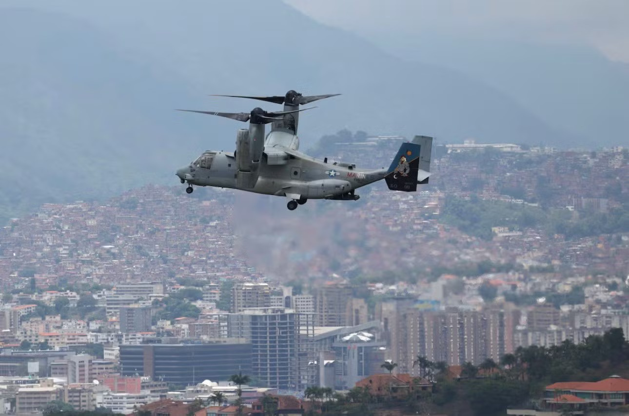 Máy bay Mỹ diễn tập trên bầu trời Caracas ngày 23/5. (Ảnh: Reuters) Quân đội Mỹ tập trận trên bầu trời thủ đô Venezuela - Ảnh 2.