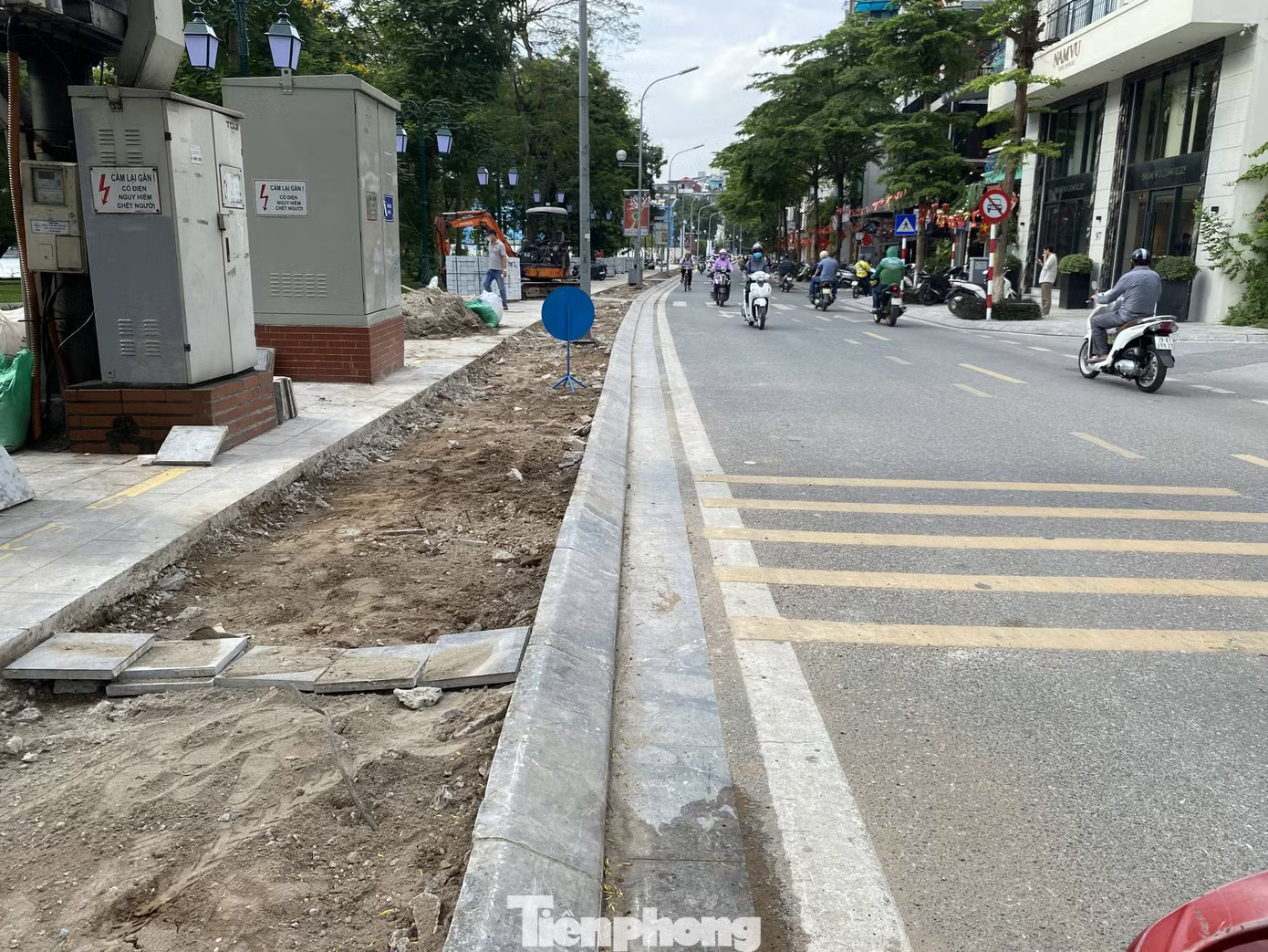 Phường Hai Bà Trưng nói gì về việc ‘đục phá vỉa hè lát đá trên tuyến đường trăm tỷ’? - Ảnh 6.