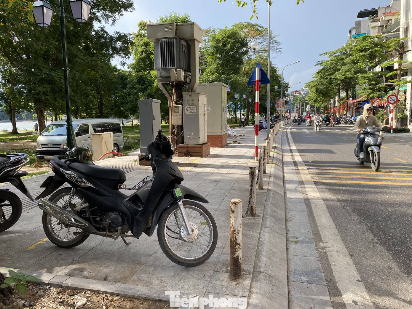 Phường Hai Bà Trưng nói gì về việc ‘đục phá vỉa hè lát đá trên tuyến đường trăm tỷ’? - Ảnh 5.