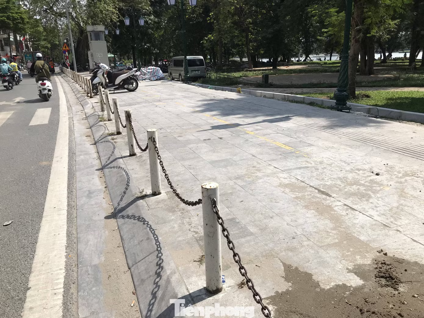 Phường Hai Bà Trưng nói gì về việc ‘đục phá vỉa hè lát đá trên tuyến đường trăm tỷ’? - Ảnh 4.