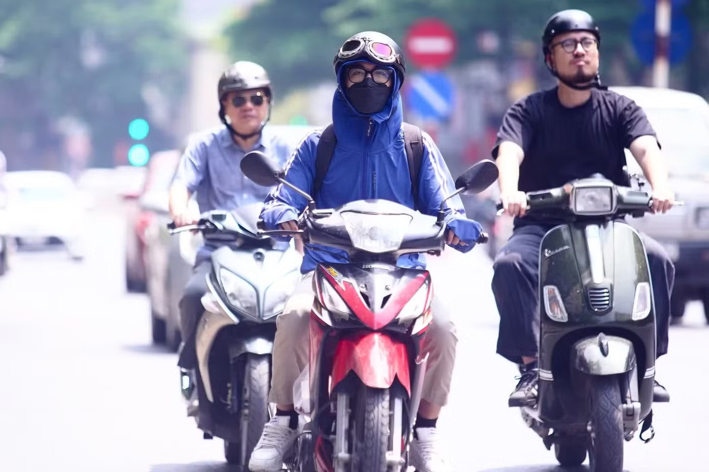Nắng nóng tiếp tục bao trùm miền Bắc, miền Trung trong hôm nay (24/5). Hà Nội nóng nhất cả nước - Ảnh 2.