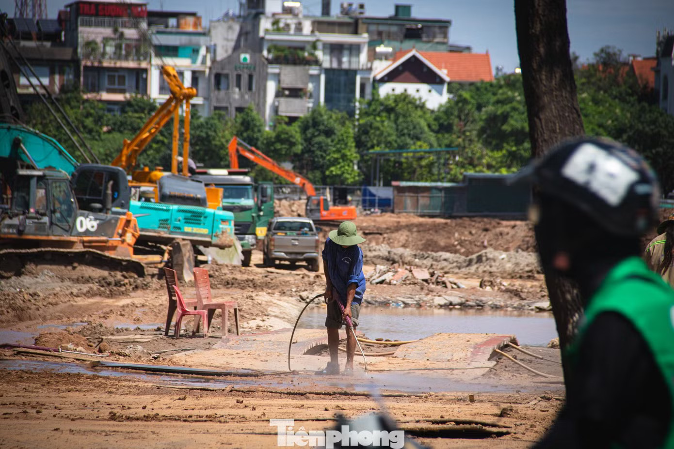 Mặt đường gần 50 độ C, lao động tự do kiệt sức giữa đợt nắng đỉnh điểm ở Hà Nội - Ảnh 8.