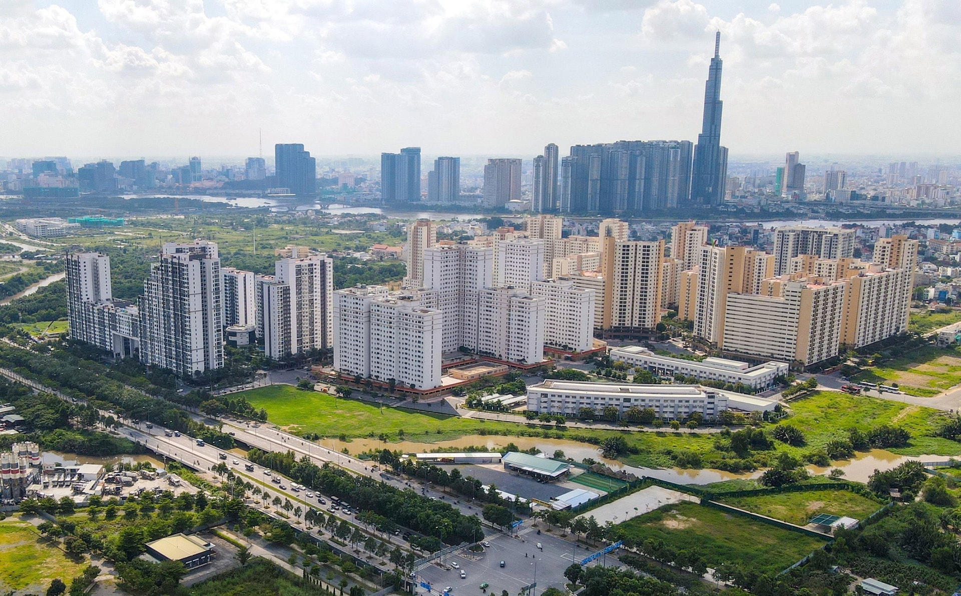 Nên đánh thuế bất động sản thứ 2 thế nào để không ảnh hưởng người thu nhập thấp? Chuyên gia giải đáp Nên đánh thuế bất động sản thứ 2 thế nào để không ảnh hưởng người thu nhập thấp? Chuyên gia giải đáp