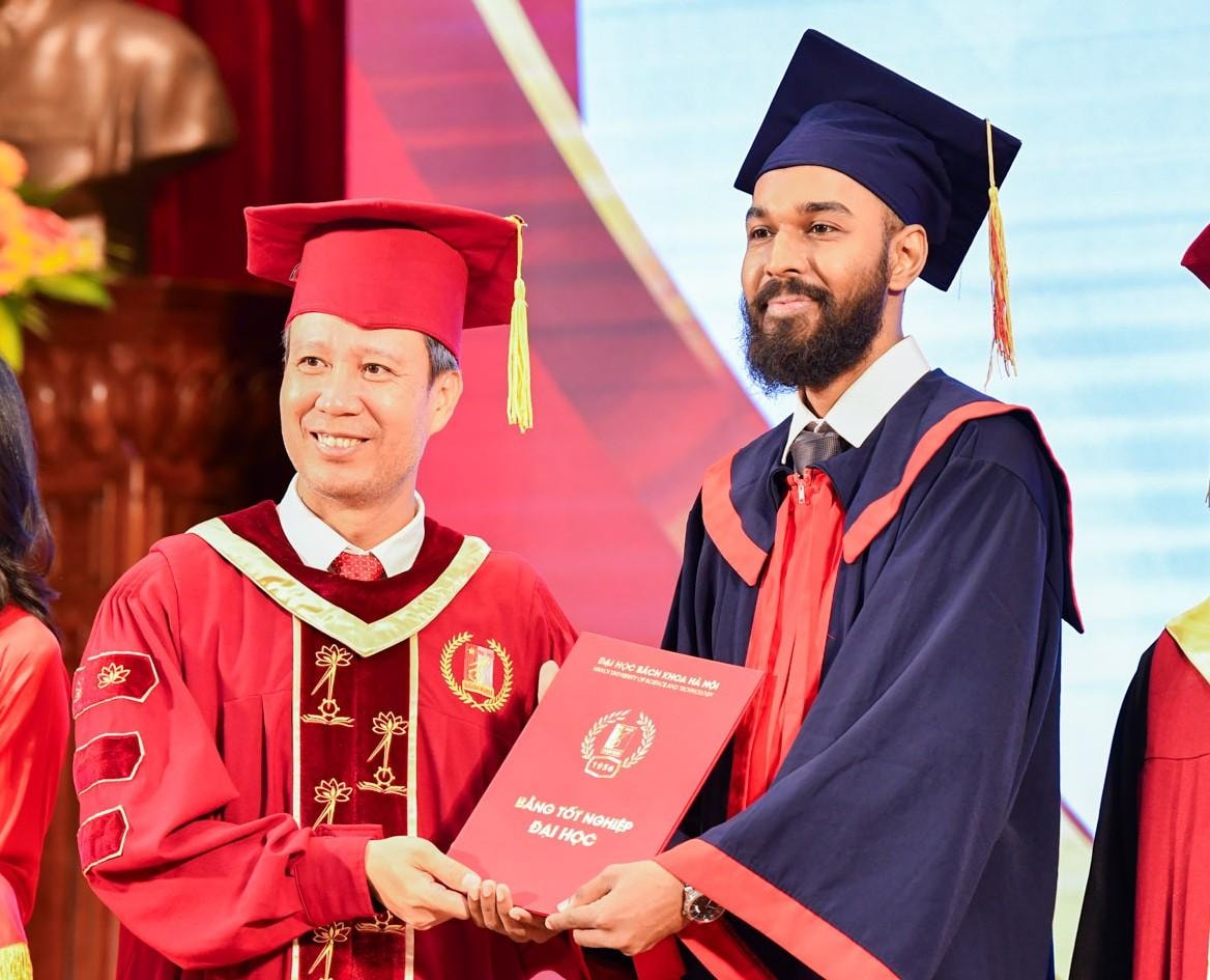 Giáo sư quê 'đất học' trở thành tân Giám đốc ngôi trường được ví như 'MIT của Việt Nam': Là cựu sinh viên xuất sắc, sở hữu hơn 150 bài báo khoa học