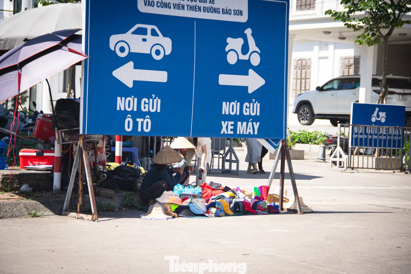 Dù thời tiết khắc nghiệt, nhiều lao động tự do vẫn phải làm việc ngoài trời để duy trì thu nhập và trang trải cuộc sống. Mặt đường gần 50 độ C, lao động tự do kiệt sức giữa đợt nắng đỉnh điểm ở Hà Nội - Ảnh 4.