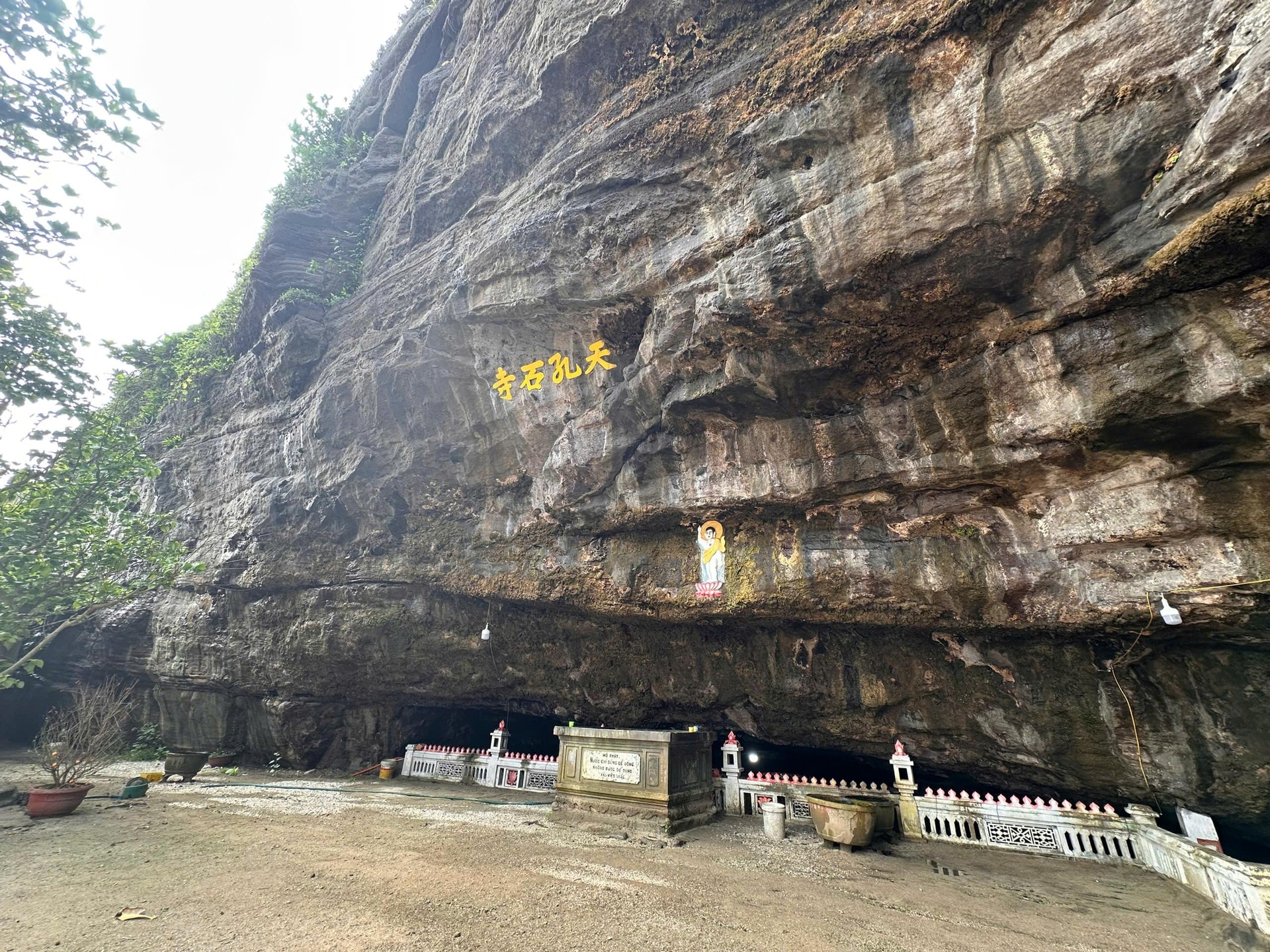 Ngôi chùa duy nhất Việt Nam nằm trong hang núi lửa giữa biển khơi: Suốt 400 năm không có sư trụ trì, được công nhận Di tích Quốc gia