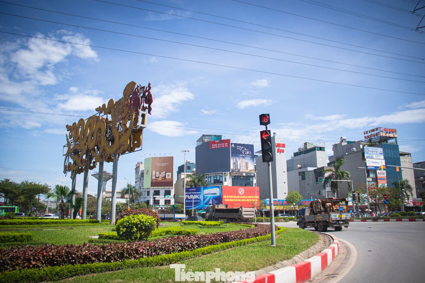 Trong ba ngày từ 23/5 đến 25/5, nhiều thời điểm nhiệt độ bề mặt đường tại Hà Nội lên tới khoảng 50 độ C. Trời ít mây, nắng gay gắt kéo dài. Mặt đường gần 50 độ C, lao động tự do kiệt sức giữa đợt nắng đỉnh điểm ở Hà Nội - Ảnh 1.