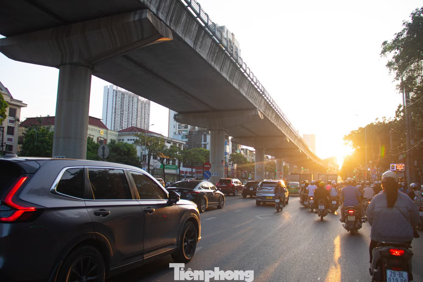 Nắng gắt kết hợp hơi nóng từ mặt đường và khói bụi phương tiện khiến nhiều tuyến phố trở nên oi bức, khó chịu. Ngay đầu tuần, nhiều người dân Hà Nội phải chật vật di chuyển dưới nền nhiệt hơn 40 độ C. Mặt đường gần 50 độ C, lao động tự do kiệt sức giữa đợt nắng đỉnh điểm ở Hà Nội - Ảnh 2.