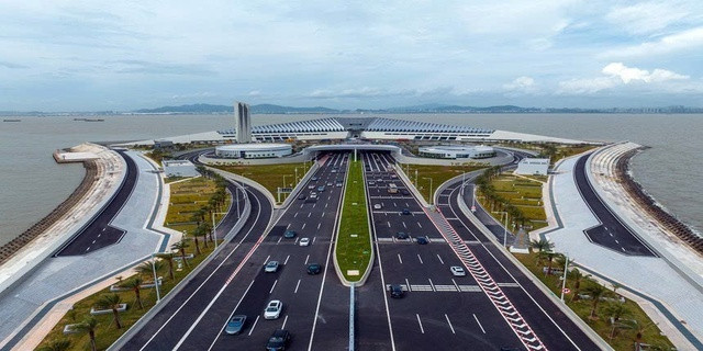 ‘Siêu hầm’ xuyên biển phức tạp nhất thế giới: Dài gần 7km, ghép từ 32 khối bê tông nặng 80.000 tấn- Ảnh 1. ‘Siêu hầm’ xuyên biển phức tạp nhất thế giới: Dài gần 7km, ghép từ 32 khối bê tông nặng 80.000 tấn- Ảnh 1.