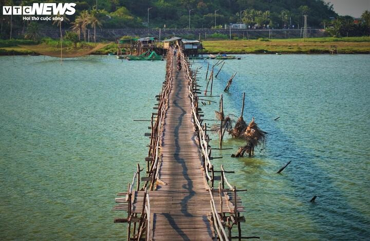 Độc đáo cây cầu gỗ dài nhất Việt Nam: Gắn với truyền thuyết linh thiêng, mỗi năm được 'tái sinh' một lần- Ảnh 2. Độc đáo cây cầu gỗ dài nhất Việt Nam: Gắn với truyền thuyết linh thiêng, mỗi năm được 'tái sinh' một lần- Ảnh 2.