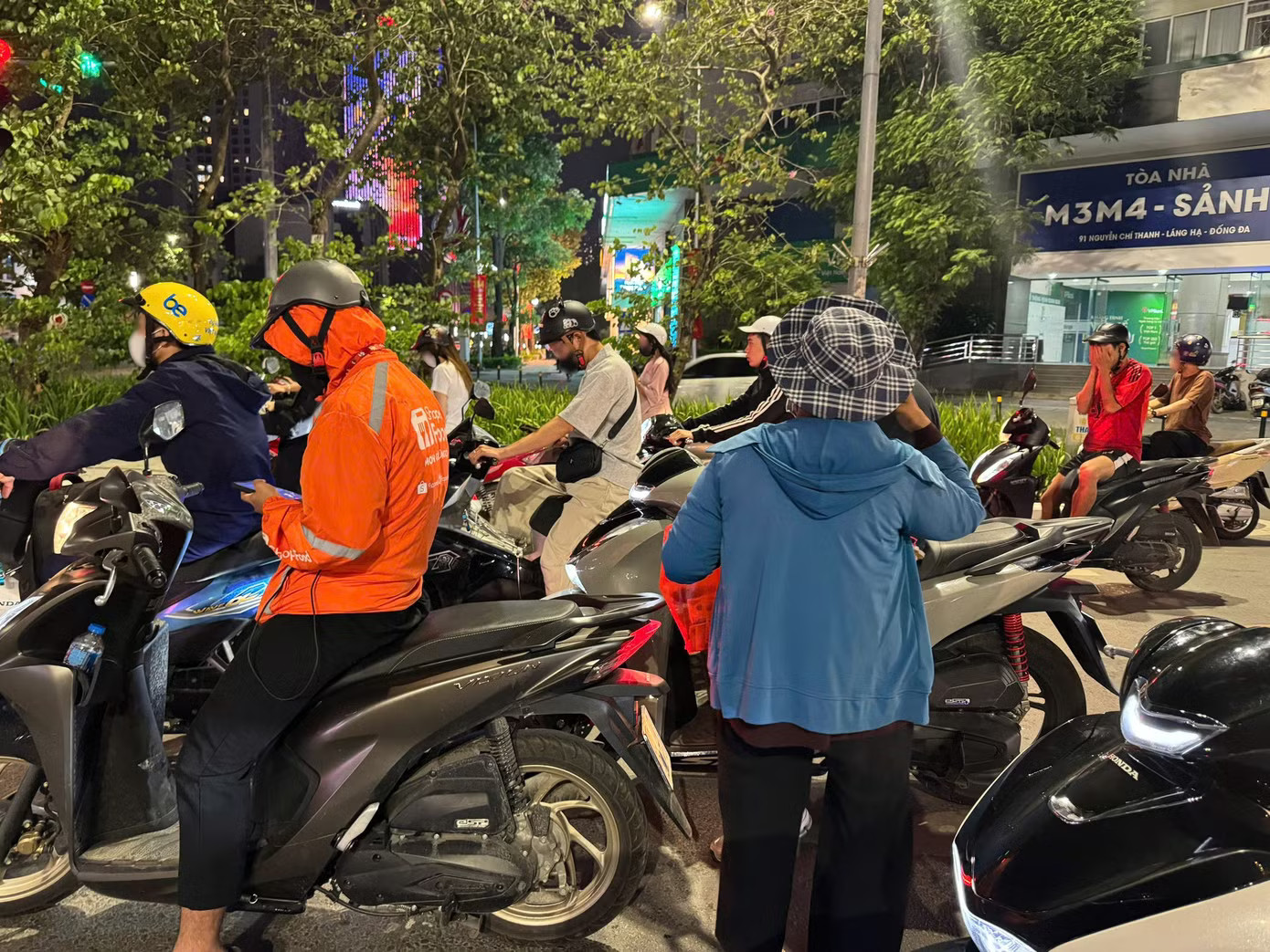 Người bán hàng tràn xuống ngã tư ở Hà Nội, nguy cơ tai nạn rình rập - Ảnh 2.