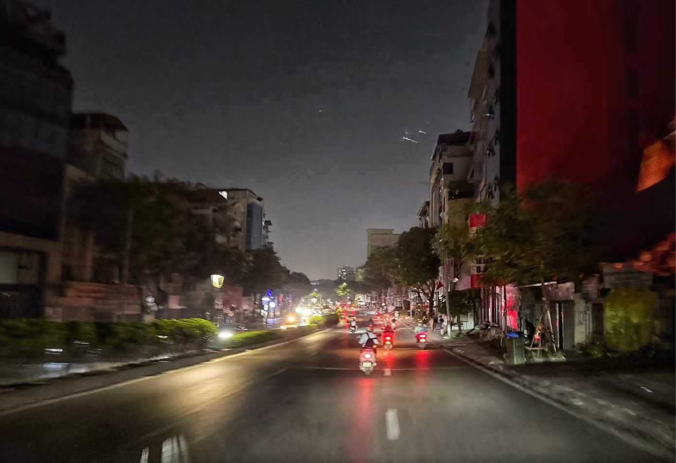Một số khu vực ở Long Biên (Hà Nội) mất điện vào tối 26/5. EVN Hà Nội nói gì về việc một số khu vực mất điện giữa đêm? - Ảnh 1.