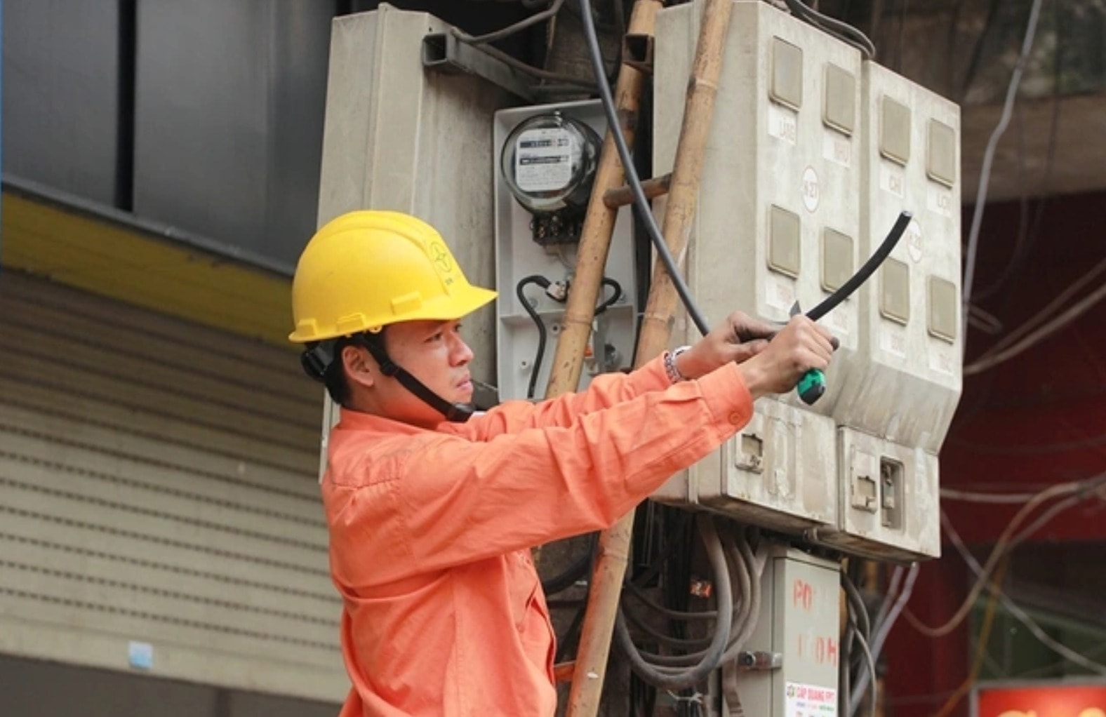 Việc cắt điện diễn ra khi thời tiết Hà Nội đang nắng nóng đỉnh điểm. Ảnh minh họa