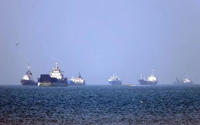 Mỹ nối lại hoạt động hộ tống tàu thuyền ở eo biển Hormuz - Ảnh 1.