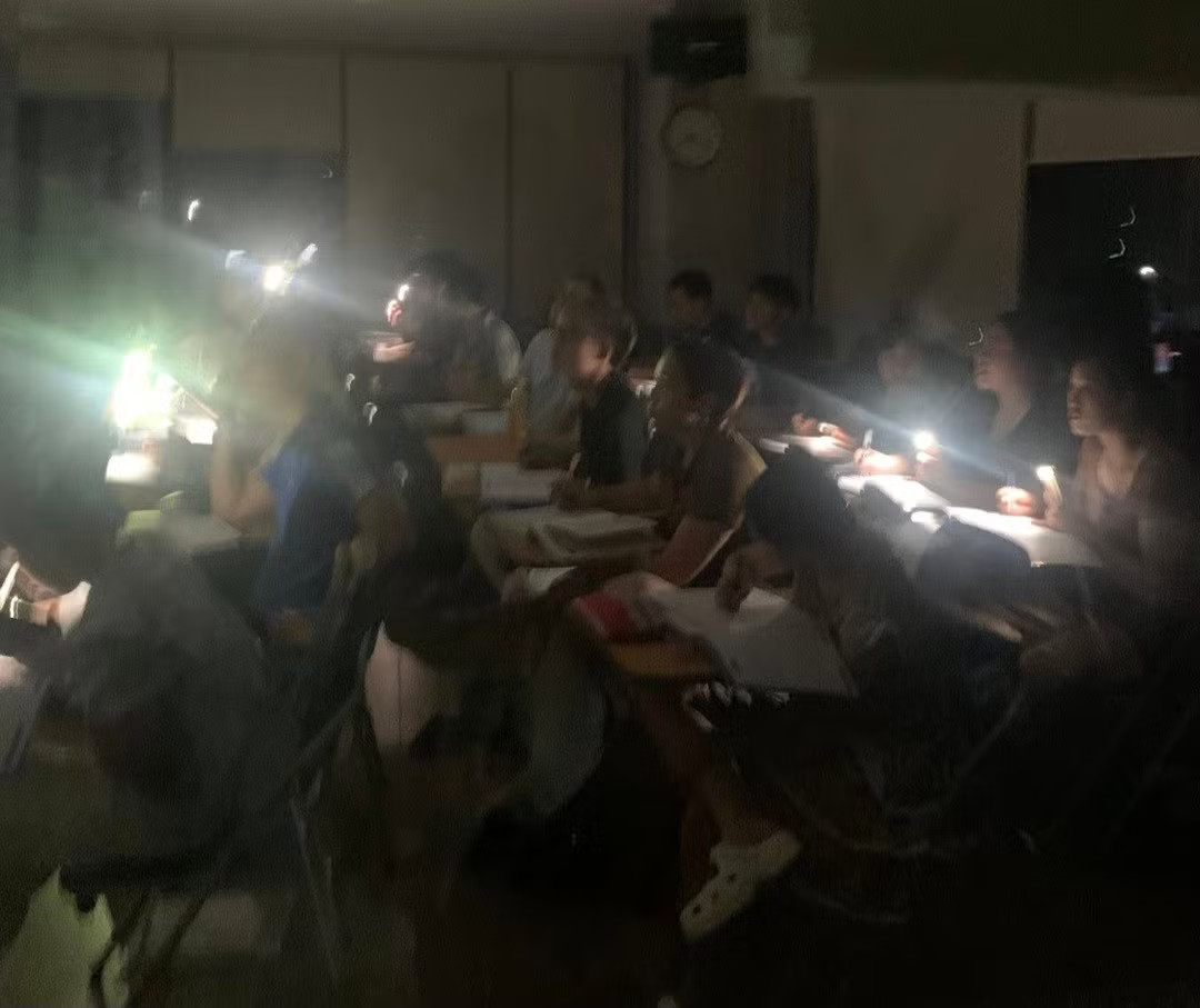 Cảnh mất điện ở lớp học trên đường Hồng Mai, Bạch Mai, tối 26/5. Ảnh: Dũng Nguyễn. EVN Hà Nội nói gì về việc một số khu vực mất điện giữa đêm? - Ảnh 2.