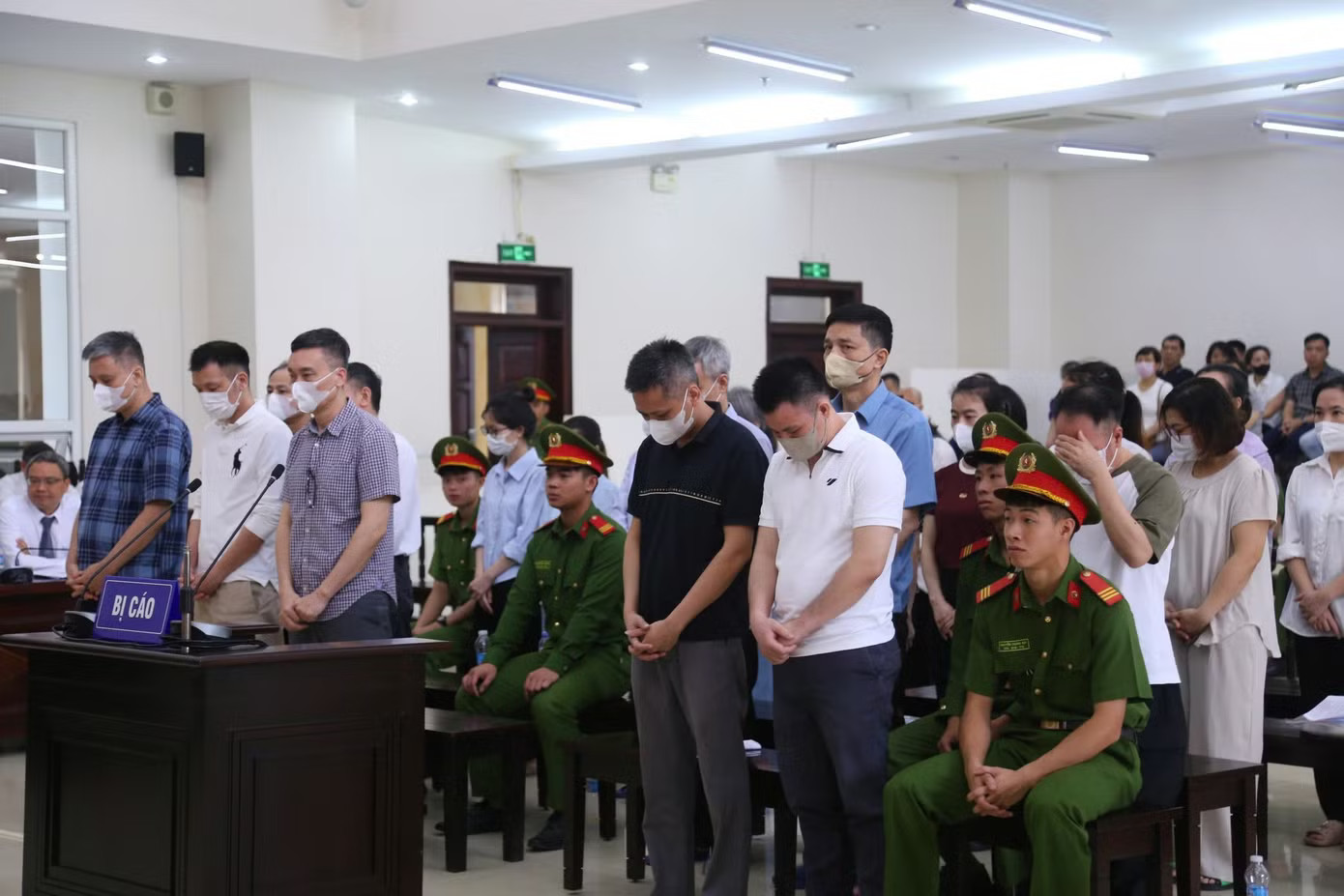 Các bị cáo tại phiên tòa. Hai cựu Cục trưởng An toàn thực phẩm và các bị cáo trong vụ nhận hối lộ hơn 100 tỷ đồng đều được giảm án - Ảnh 4.