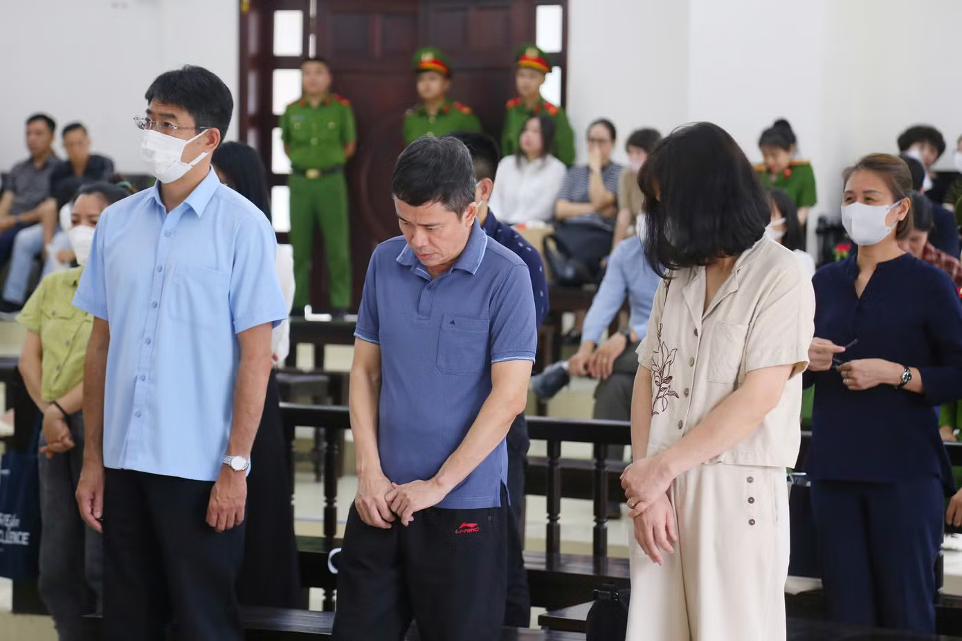 Bị cáo Lê Hoàng (áo xanh bên trái, chồng Trần Việt Nga. Hai cựu Cục trưởng An toàn thực phẩm và các bị cáo trong vụ nhận hối lộ hơn 100 tỷ đồng đều được giảm án - Ảnh 3.
