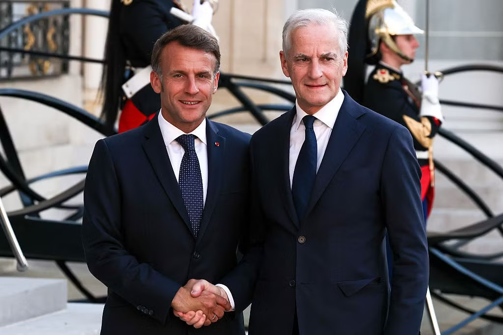 Tổng thống Pháp Emmanuel Macron và Thủ tướng Na Uy Jonas Gahr Støre trong cuộc gặp tại Paris. (Ảnh: Getty) Thêm một nước châu Âu gia nhập ‘ô hạt nhân’ của Pháp giữa bất an về Mỹ - Ảnh 1.