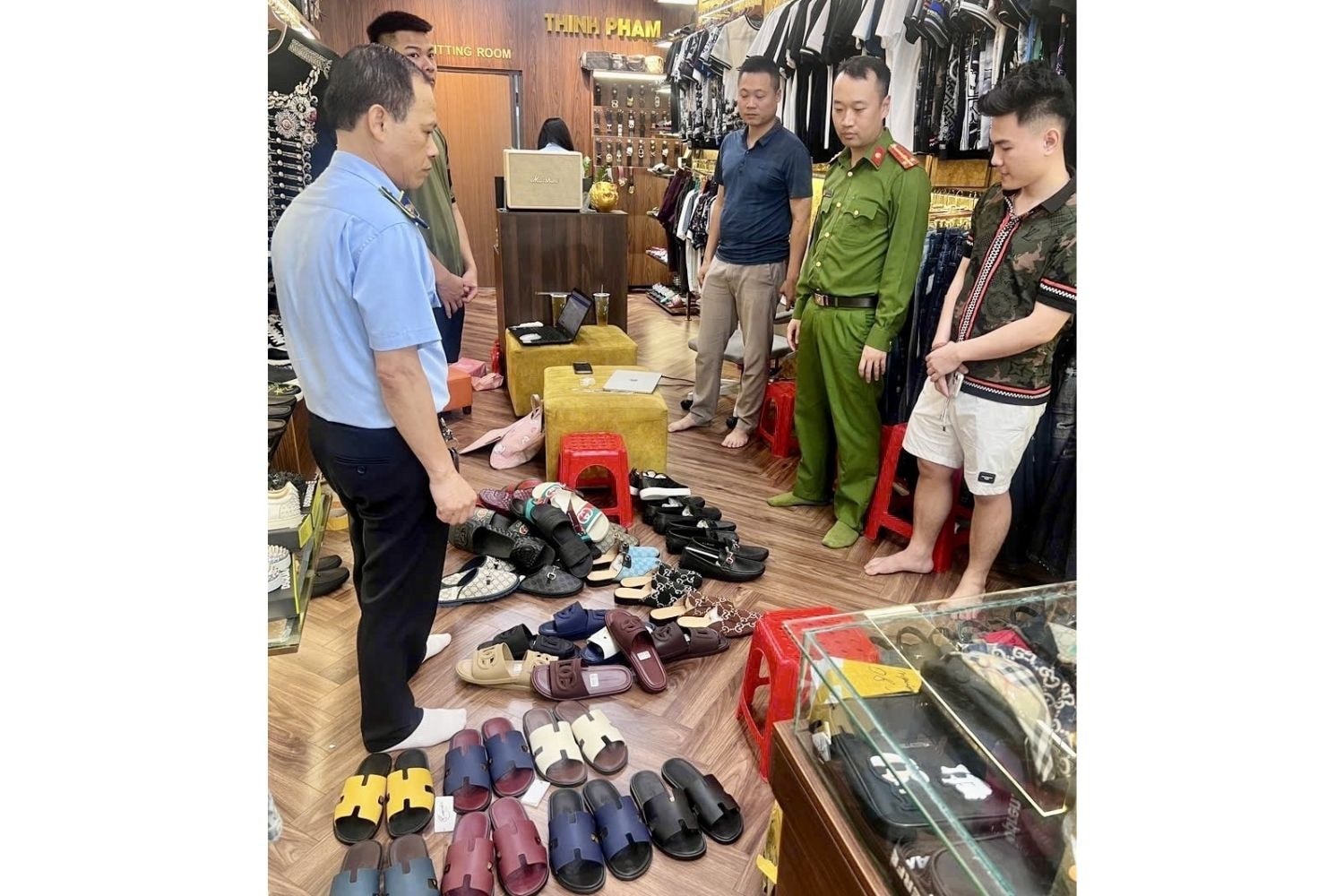 Không tem mác và hóa đơn chứng từ, hàng chục đôi dép giả mạo các thương hiệu quốc tế vừa bị thu giữ tại một cửa hàng tại phường Nam Định