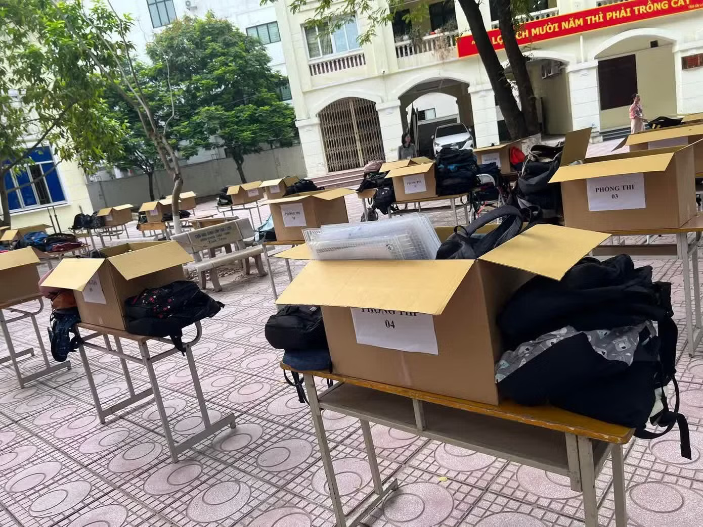 Các điểm thi đều bố trí khu vực gửi đồ cho thí sinh. Tuyển sinh lớp 10 ở Hà Nội: Thí sinh cần tránh lỗi vi phạm kẻo bị trừ 25% điểm - Ảnh 1.