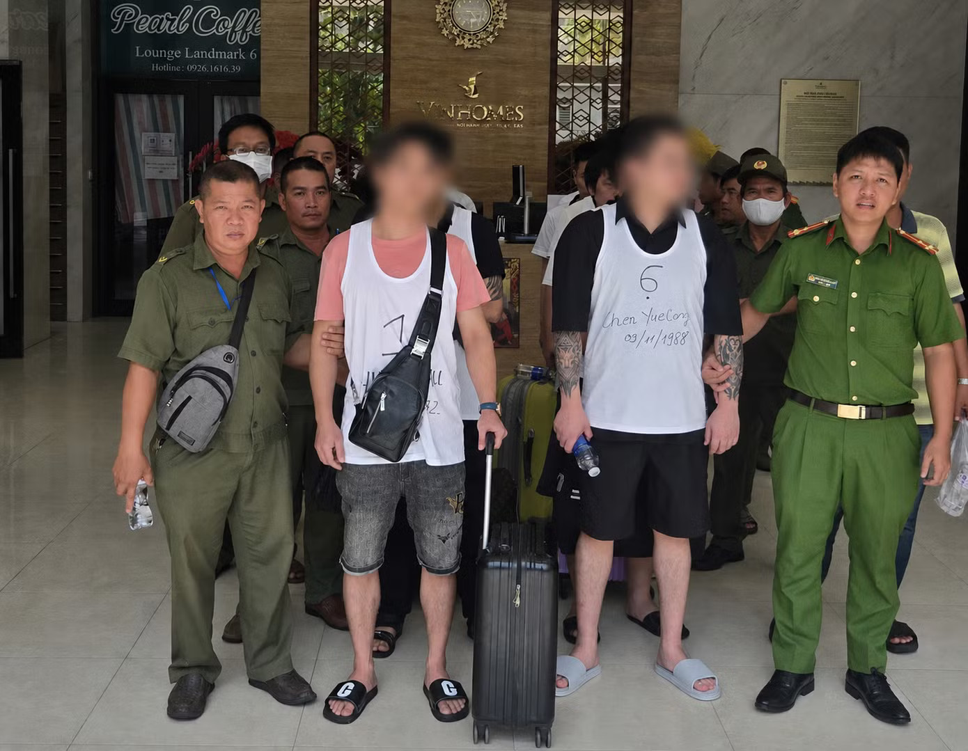 Các công dân Trung Quốc bị Công an phường Thạnh Mỹ Tây phát hiện, xử lý. Ảnh CACC. Phát hiện 11 người nước ngoài có dấu hiệu hoạt động tội phạm tại chung cư cao cấp - Ảnh 1.