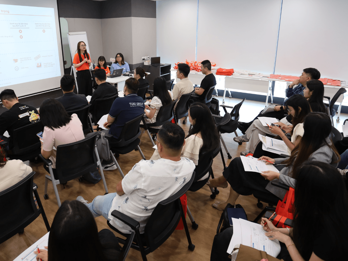 Shopee triển khai đào tạo chuyên sâu, hỗ trợ nhà bán bắt nhịp xu hướng TMĐT - Ảnh 1.