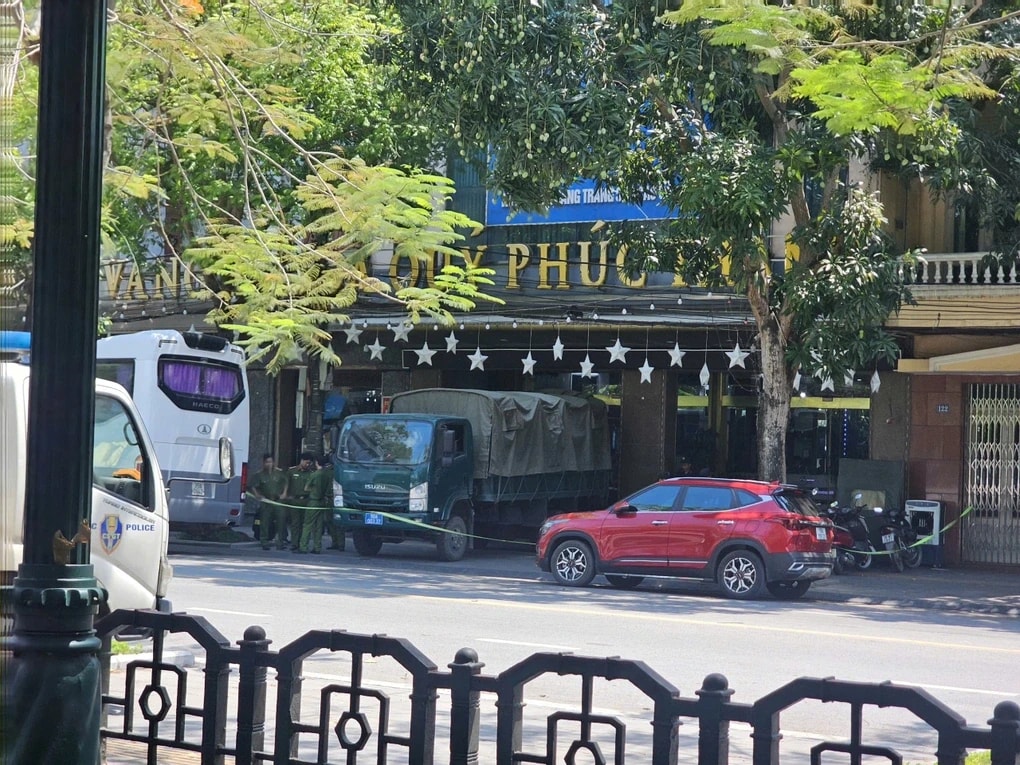 Công an xuất hiện tại một cửa hàng vàng lớn ở Ninh Bình - Ảnh 2.