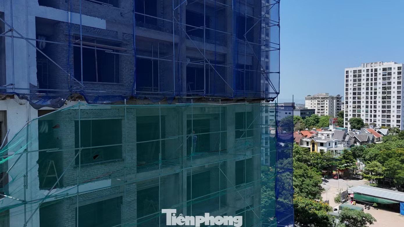 Dự án ký túc xá này có tổng mức đầu tư lên đến 1.900 tỷ đồng gồm 6 tòa chung cư (từ A1 đến A6) cao 19 tầng, dự án dự kiến là nơi cư trú, sinh hoạt của đông đảo sinh viên. Nhưng sau nhiều năm hoàn thành, các tòa nhà không đáp ứng nhu cầu sử dụng, dẫn đến bỏ hoang. Cận cảnh khu nhà ở sinh viên bỏ hoang chuyển đổi thành NOXH - Ảnh 2.