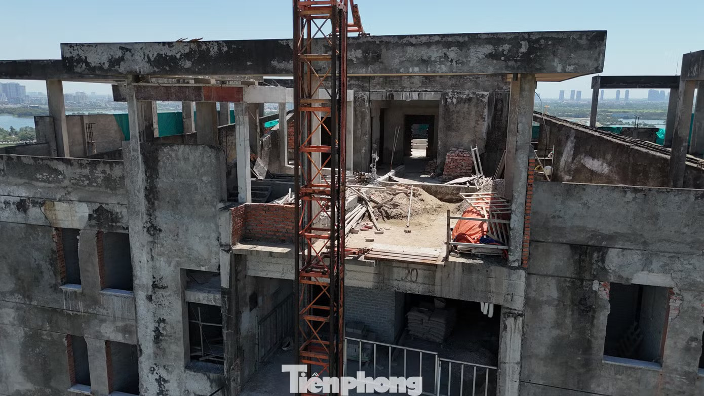 Khu nhà ở học sinh, sinh viên Pháp Vân - Tứ Hiệp nằm ngay cạnh cao tốc Pháp Vân - Cầu Giẽ cửa ngõ giao thông sôi động của Hà Nội. Việc để nhiều khối nhà xây xong, bỏ hoang khiến nhiều người tiếc nuối. Cận cảnh khu nhà ở sinh viên bỏ hoang chuyển đổi thành NOXH - Ảnh 12.