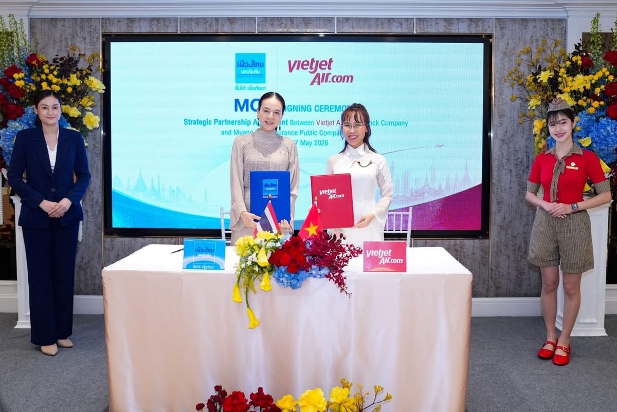 Tỷ phú Nguyễn Thị Phương Thảo bắt tay người phụ nữ quyền lực của bóng đá Thái Lan: Đồng hành cùng hàng không cất cánh