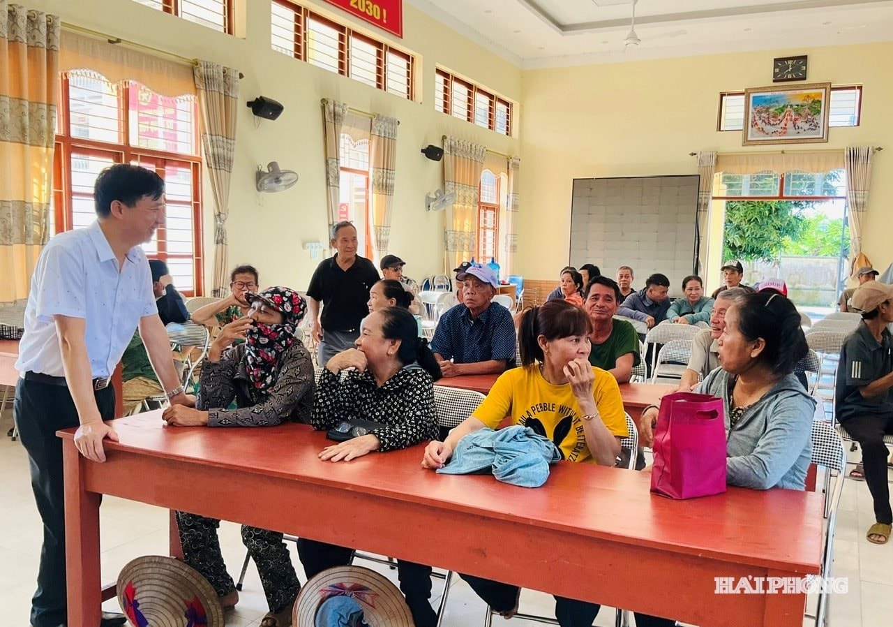 Người dân ngồi kín hội trường UBND xã để chờ nhận hơn 108 tỷ đồng tại dự án của Vingroup Người dân ngồi kín hội trường UBND xã để chờ nhận hơn 108 tỷ đồng tại dự án của Vingroup