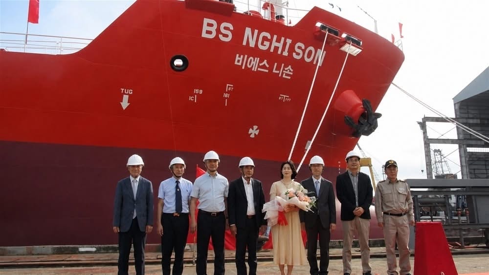 Doanh nghiệp đóng tàu 50 năm tuổi của Việt Nam chính thức bàn giao tàu chở dầu 13.000 tấn cho đối tác Hàn Quốc