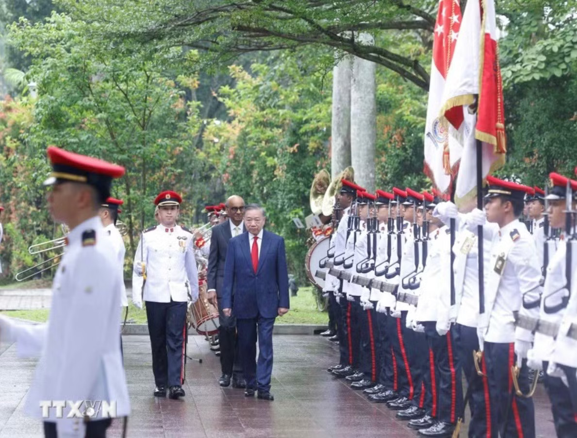 Tổng Bí thư, Chủ tịch nước Tô Lâm và Tổng thống Singapore Tharman Shanmugaratnam duyệt Đội danh dự. (Ảnh: Thống Nhất/TTXVN) Lễ đón trọng thể Tổng Bí thư, Chủ tịch nước Tô Lâm và Phu nhân tại Singapore - Ảnh 1.