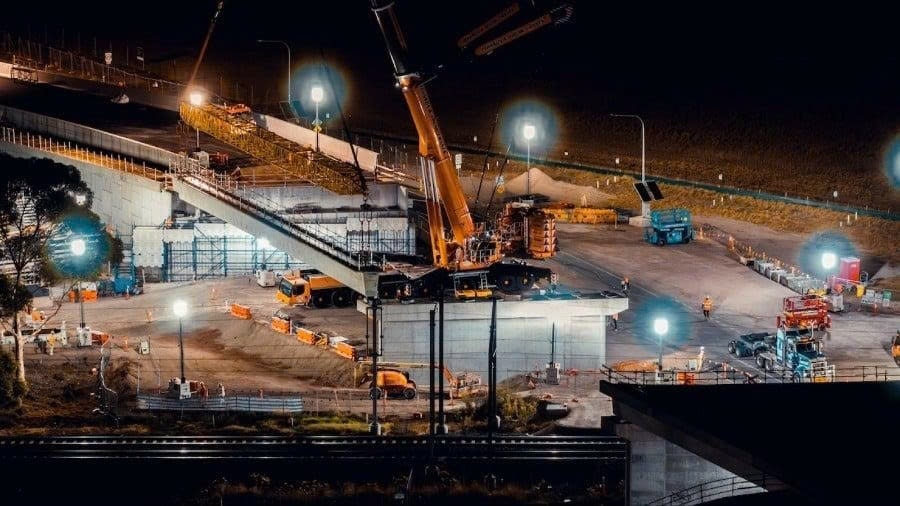 Vận chuyển khối bê tông nặng 120 tấn xuyên đêm để xây ga metro trên cao, mỗi cấu kiện nặng gần bằng 3 chiếc Boeing 737